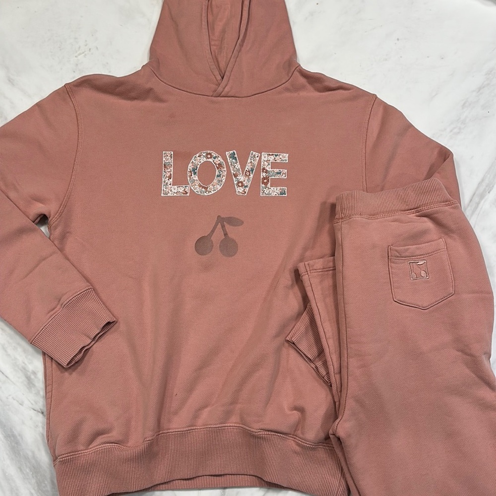 Bonpoint Sweatsuit good condition/ small hole, hence very inexpensive price!